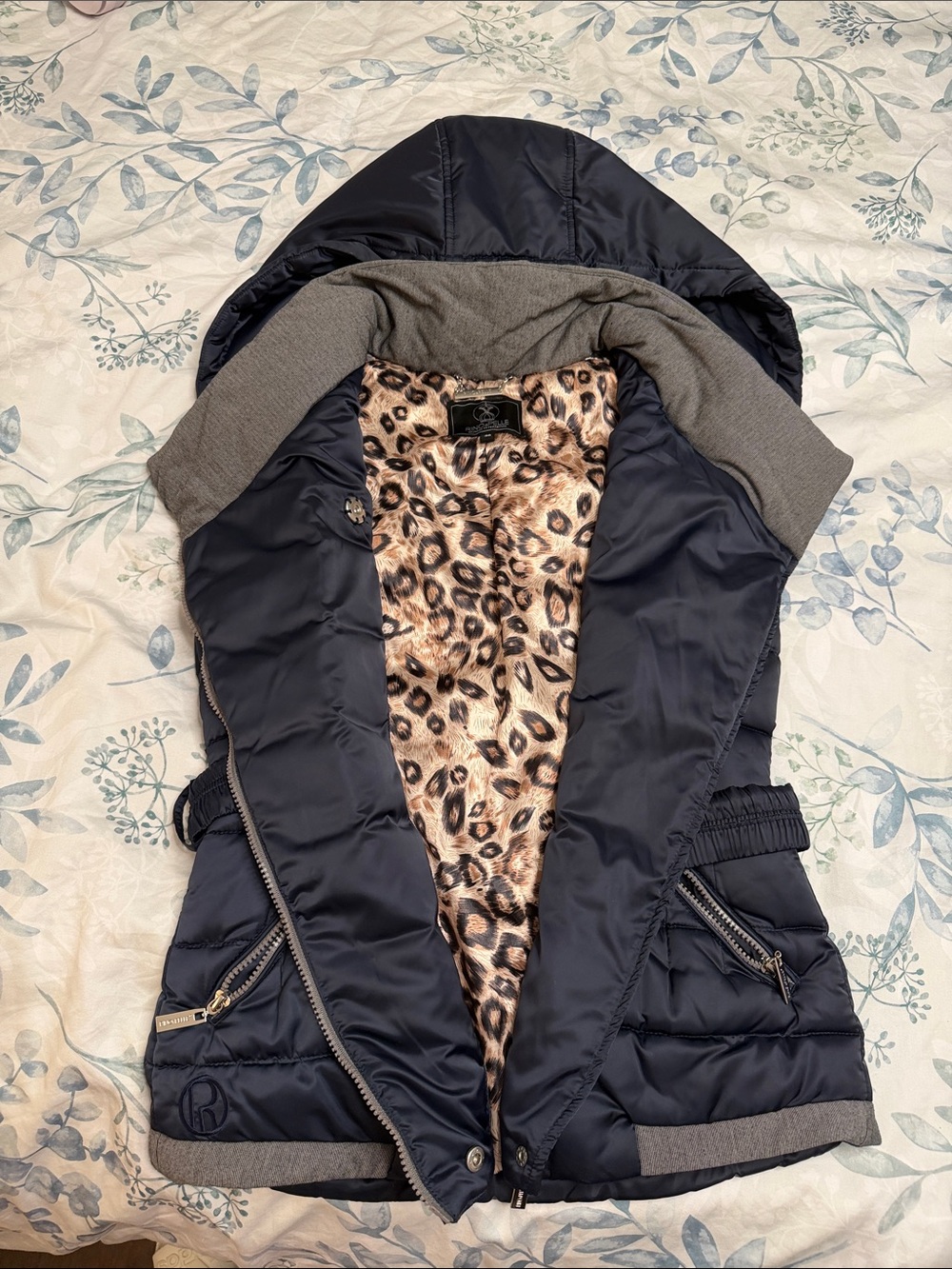 Quilted Hooded Puffer Vest with Leopard-Print Faux Fur Lining - Navy